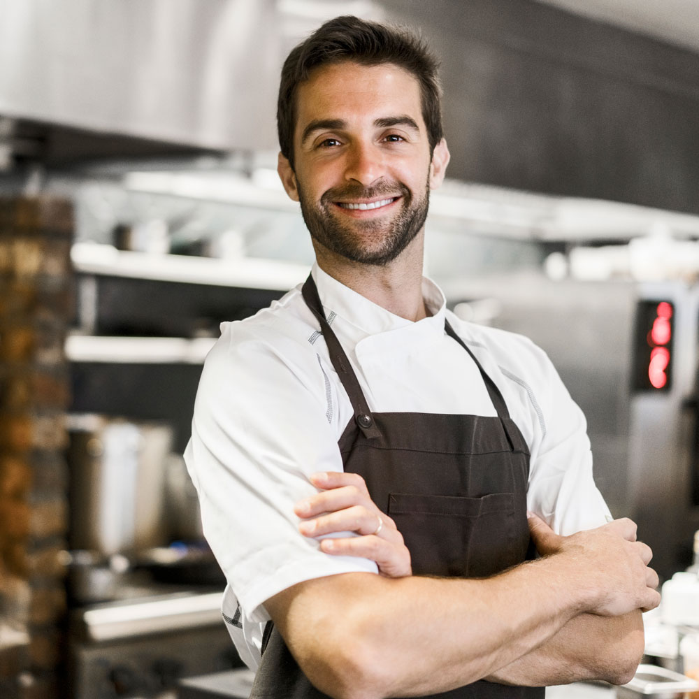 En manlig kock i ett kök