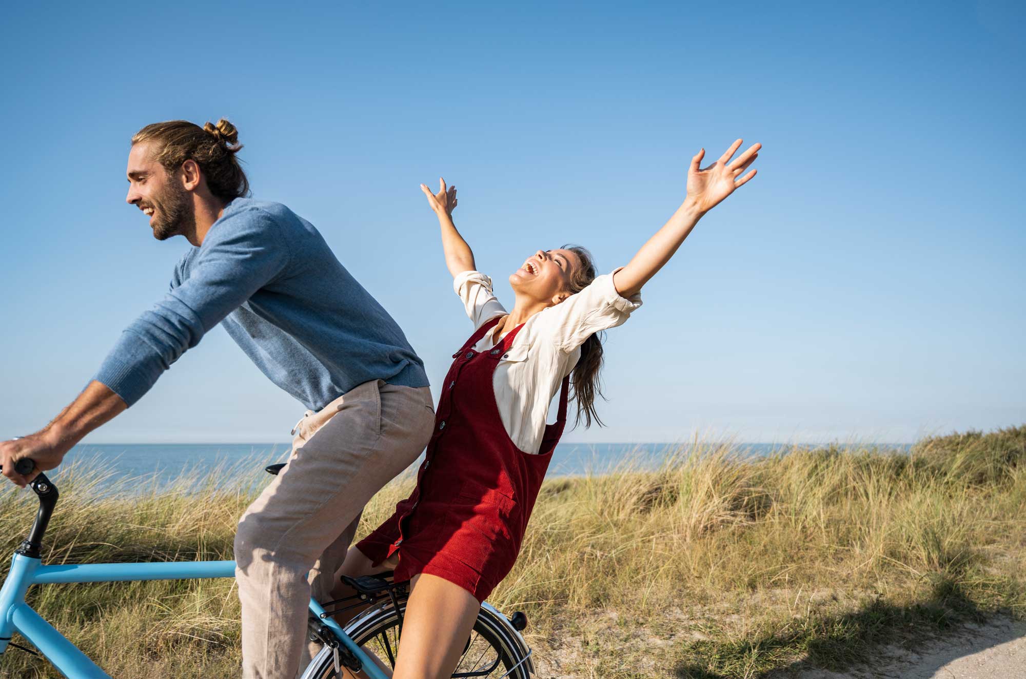 Två personer på en cykel